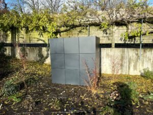 Dans le canton de Vaud, le respect du cercle de bruit est essentiel. Le cube anti bruit atténue les nuisances de pompe à chaleur et onduleurs.