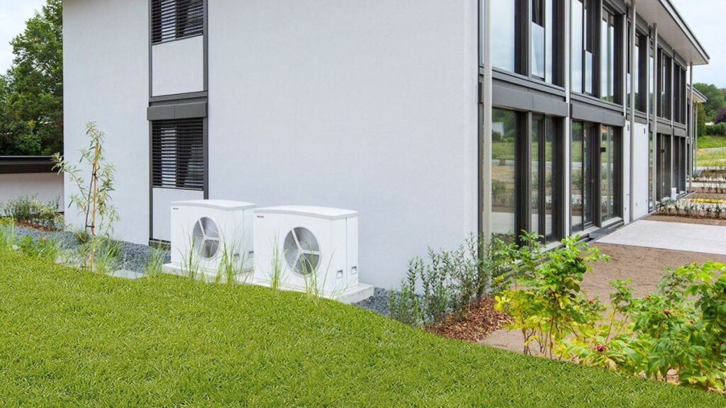 Image d'un grand bâtiment avec deux pompes à chaleur utilisant les système de pompe à chaleur en cascade installé par AFM