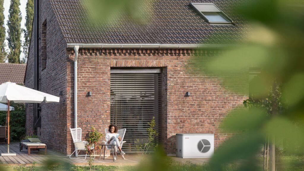 Image de maison en brique avec une climatisation Stiebel Eltron posé par AFM énergie