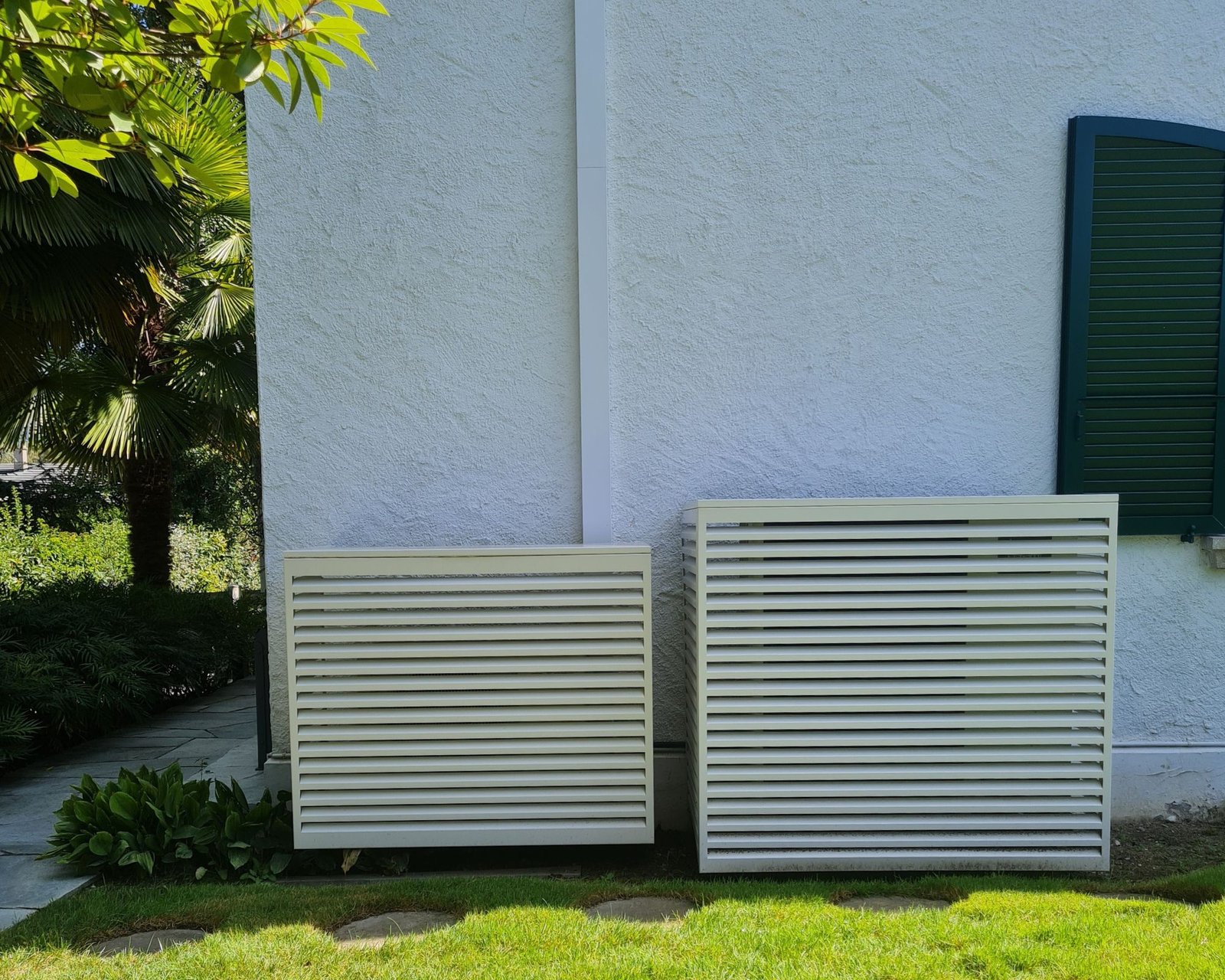 Image de deux pompes à chaleur avec cache décoratif blanc proposé par la société AFM